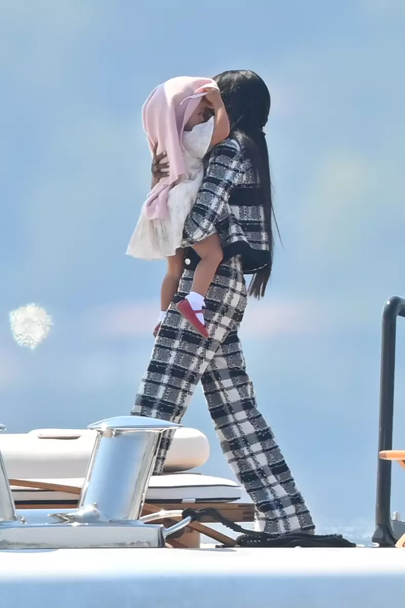 No Crédit - BI - No Web - Naomi Campbell et son adorable petite fille partent en bateau de l'hôtel du Cap-Eden-Roc à Antibes