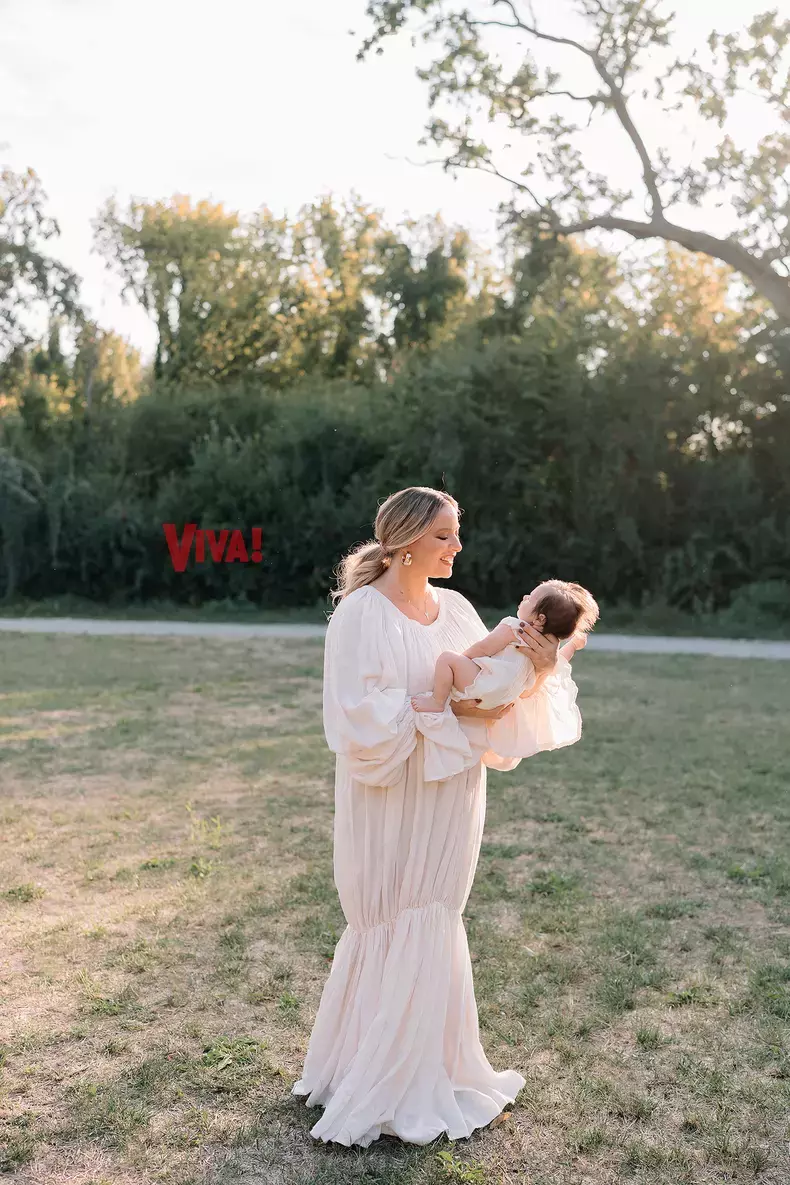 Laura Cosoi și Cosmin Curticăpean nu uită de romantism, chiar dacă au cinci fiice și multe responsabilități: „Mă emoționează grija lui. Sunt văzută ca femeie, cu nevoile mele!” / EXCLUSIV
