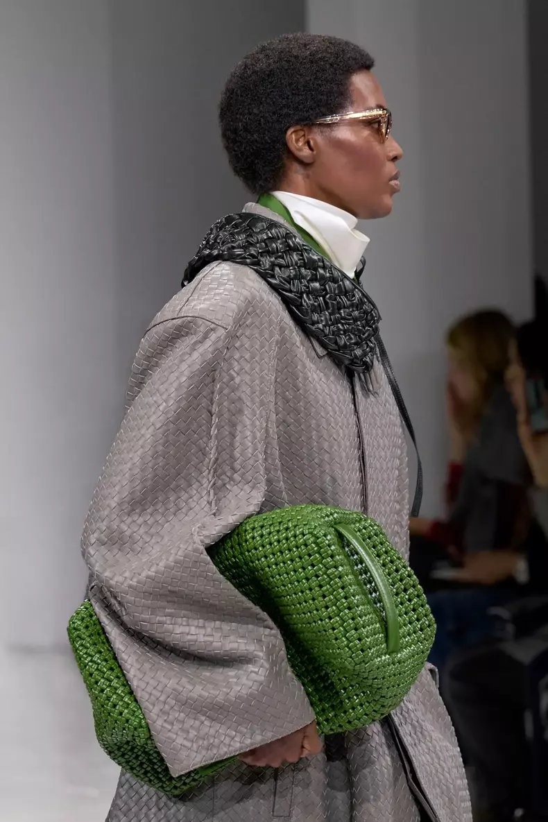 Gențile cu forme moi - Bottega Veneta SS26