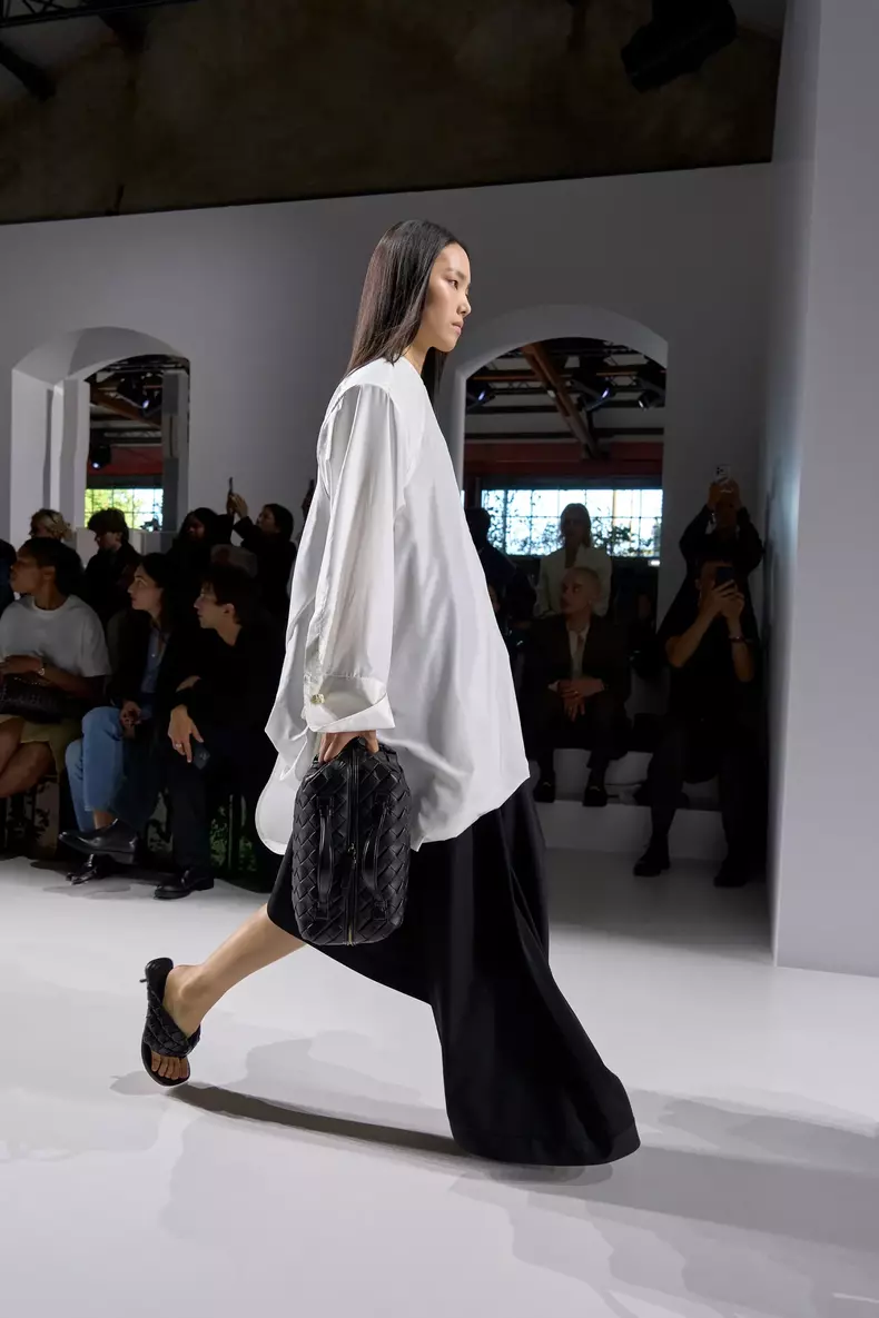 Poplinul și cămășile reinterpretate - Bottega Veneta SS26