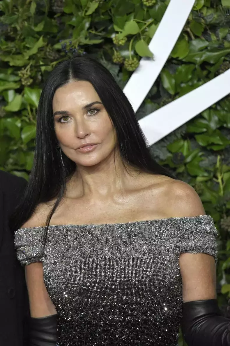 Demi-Moore-aparitie-stralucitoare-pe-covorul-rosu-15-853x1280-1