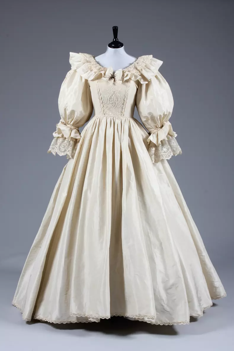Sketch of Princess Diana's wedding gown by her designer go under the hammer