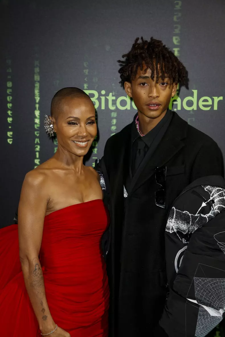 Jada Pinkett Smith, ravisantă într-o rochie roșie de prințesă, la premiera noului „Matrix”