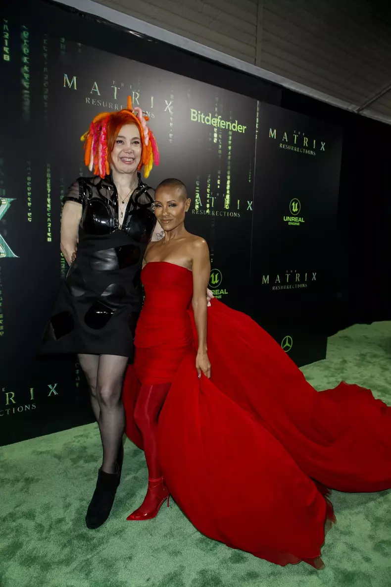 Jada Pinkett Smith, ravisantă într-o rochie roșie de prințesă, la premiera noului „Matrix”