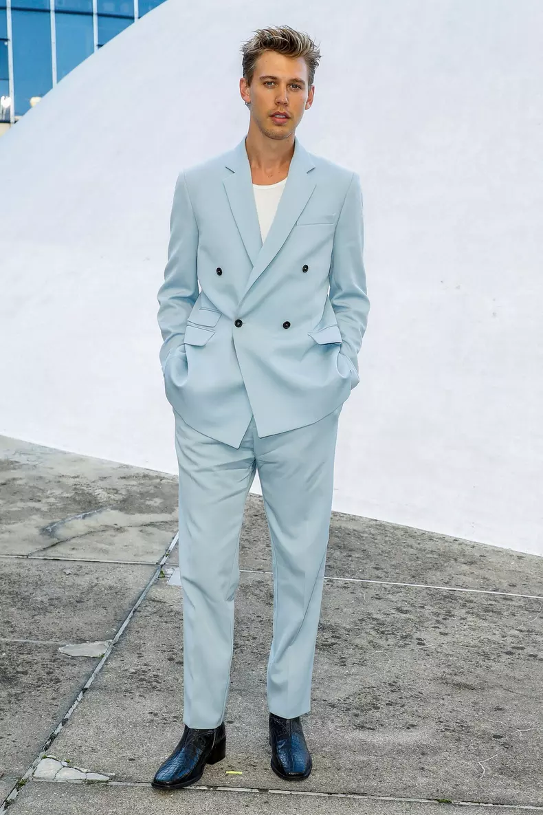 Célébrités au défilé de mode printemps-été 2022 "Stella McCartney" à l'Espace Niemeyer à Paris