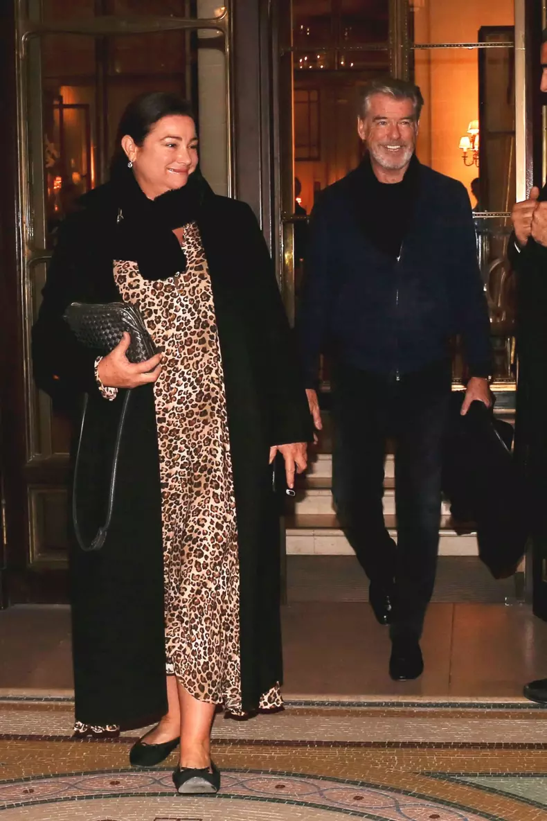 Pierce Brosnan și Keely Shaye Smith in Paris