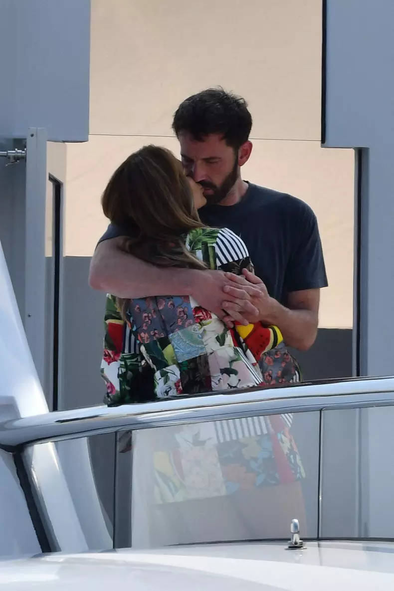 ***NO WEB*** Exclusif - No Crédit BI - Prix Spécial - ***NO WEB*** - Ben Affleck et sa compagne Jennifer Lopez très amoureux sur leur yacht dans la baie de Monaco