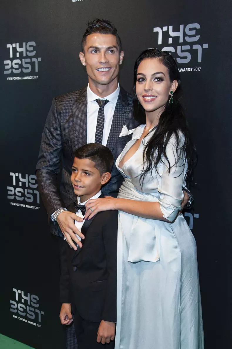 Suma uluitoare pe care Ronaldo i-o dă partenerei sale. Care e explicația gestului său