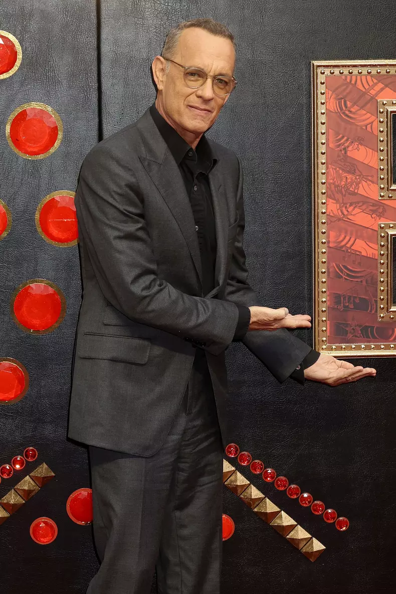 Lui-Tom-Hanks-i-au-tremurat-mainile-incontrolabil-pe-scena-5