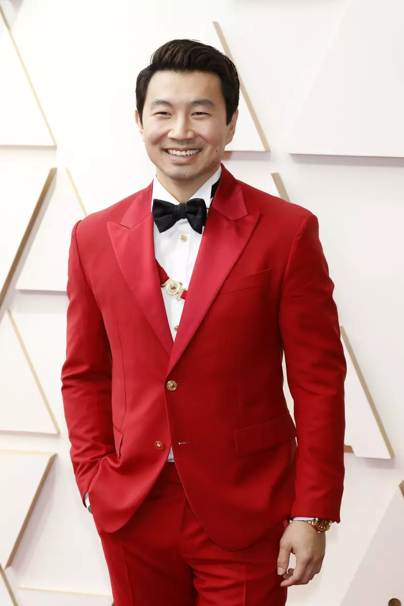 Simu-Liu-incantat-sa-joace-in-filmul-„Atlas-cu-Jennifer-Lopez-5