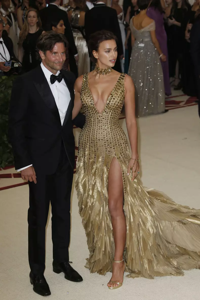 O nouă dovadă că Irina Shayk și Bradley Cooper s-au împăcat! Gesturile intime surprinse de paparazzi