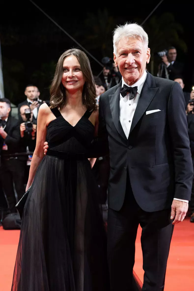 Calista Flockhart și Harrison Ford, spectaculoși pe covorul roșu de la Cannes 2023. Ce gafă au făcut organizatorii