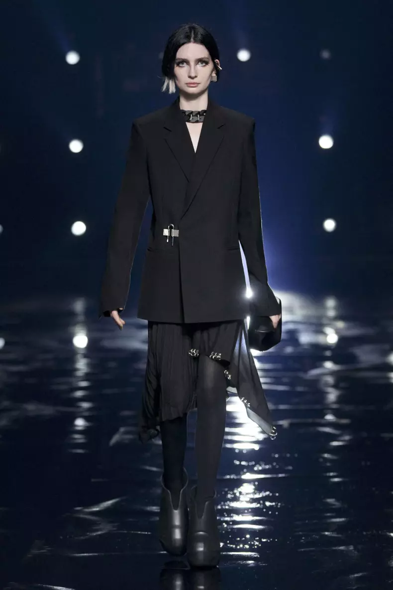 Le défilé Automne Hiver 2021-2022 de Givenchy lors de la fashion week de Paris