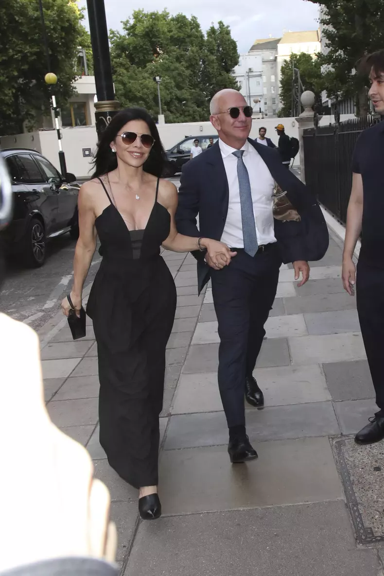 Jeff Bezos iubita Lauren Sanchez