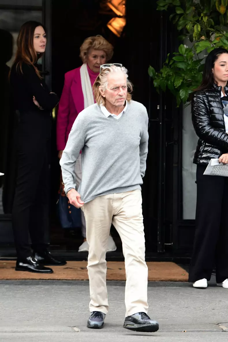 Exclusif - Michael Douglas et sa femme Catherine Zeta-Jones sont allés déjeuner au Café de l'Esplanade à Paris