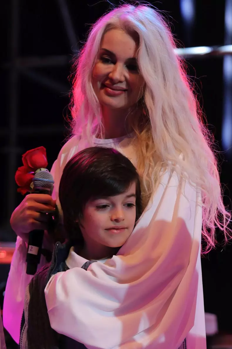 Anemona Niculescu alături de fiul ei. Sursă foto: Arhivă personală