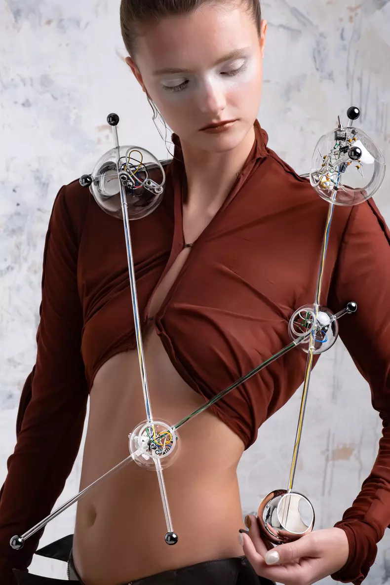 wenyin-jiang_necklace_ganymede2_2022_electrical-components_borosilicate-glass_silver_hematite_battery_speaker