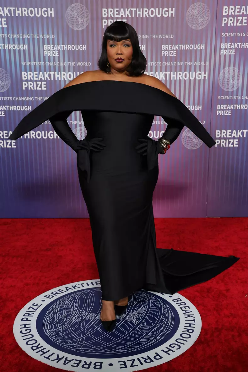 Lizzo în custom Quine Li la Breakthrough Prize 2024
