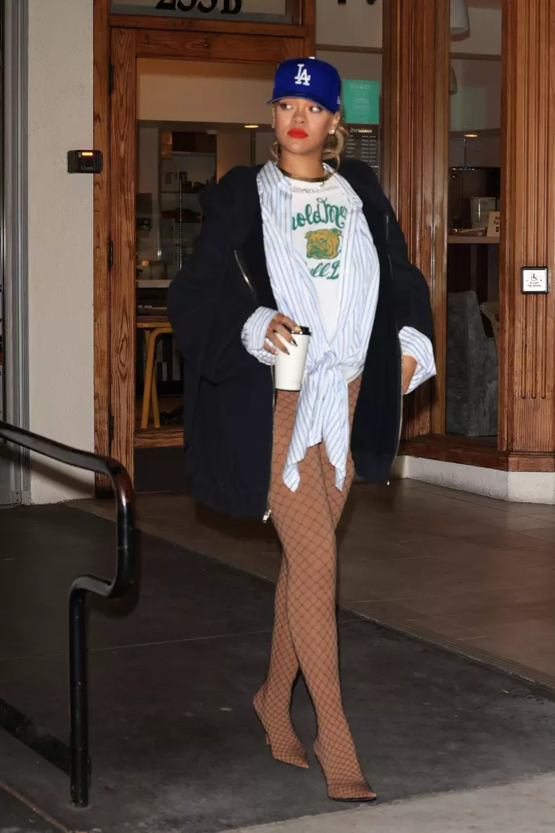 Rihanna în cizme-colant Balenciaga nude