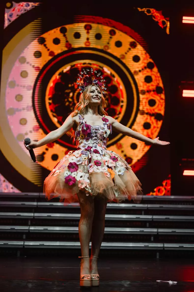 elena-gheorghe-tinuta-scena