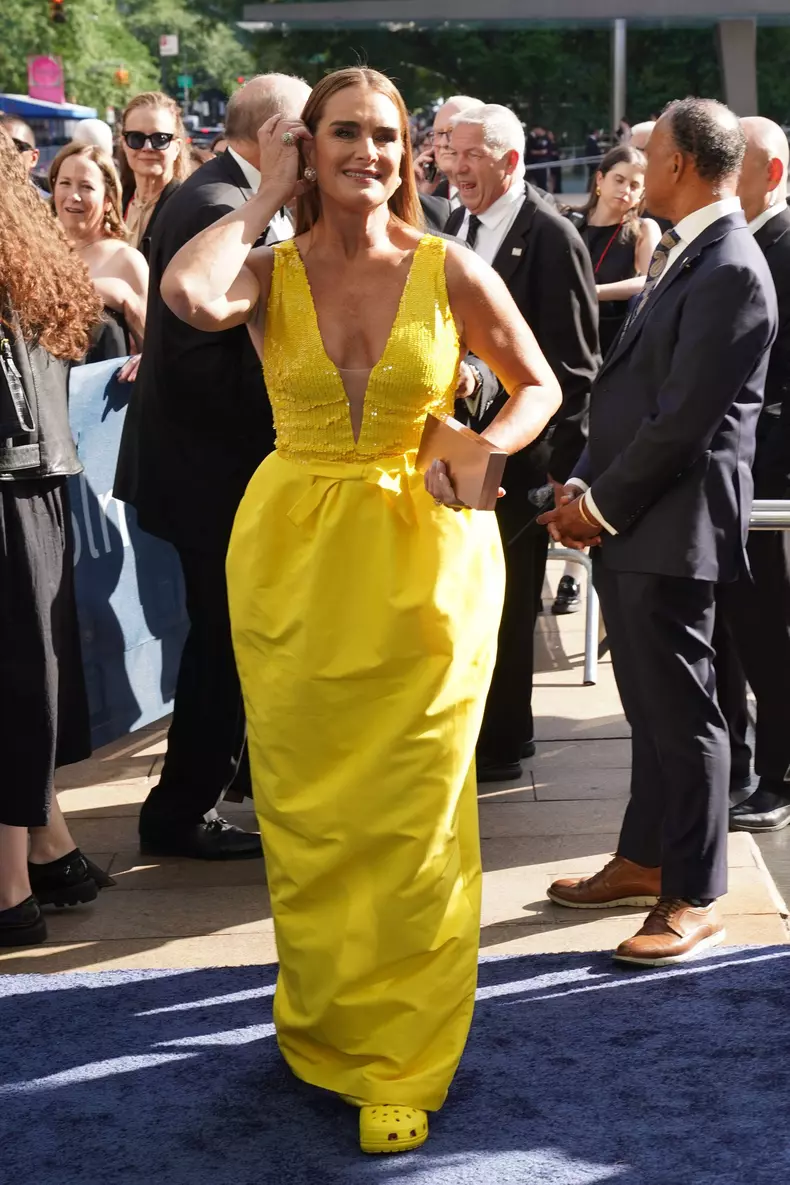 Brooke Shields, în papuci pe covorul roșu de la Premiile Tony 2024