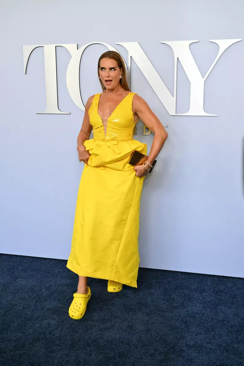 Brooke Shields, în papuci pe covorul roșu de la Premiile Tony 2024