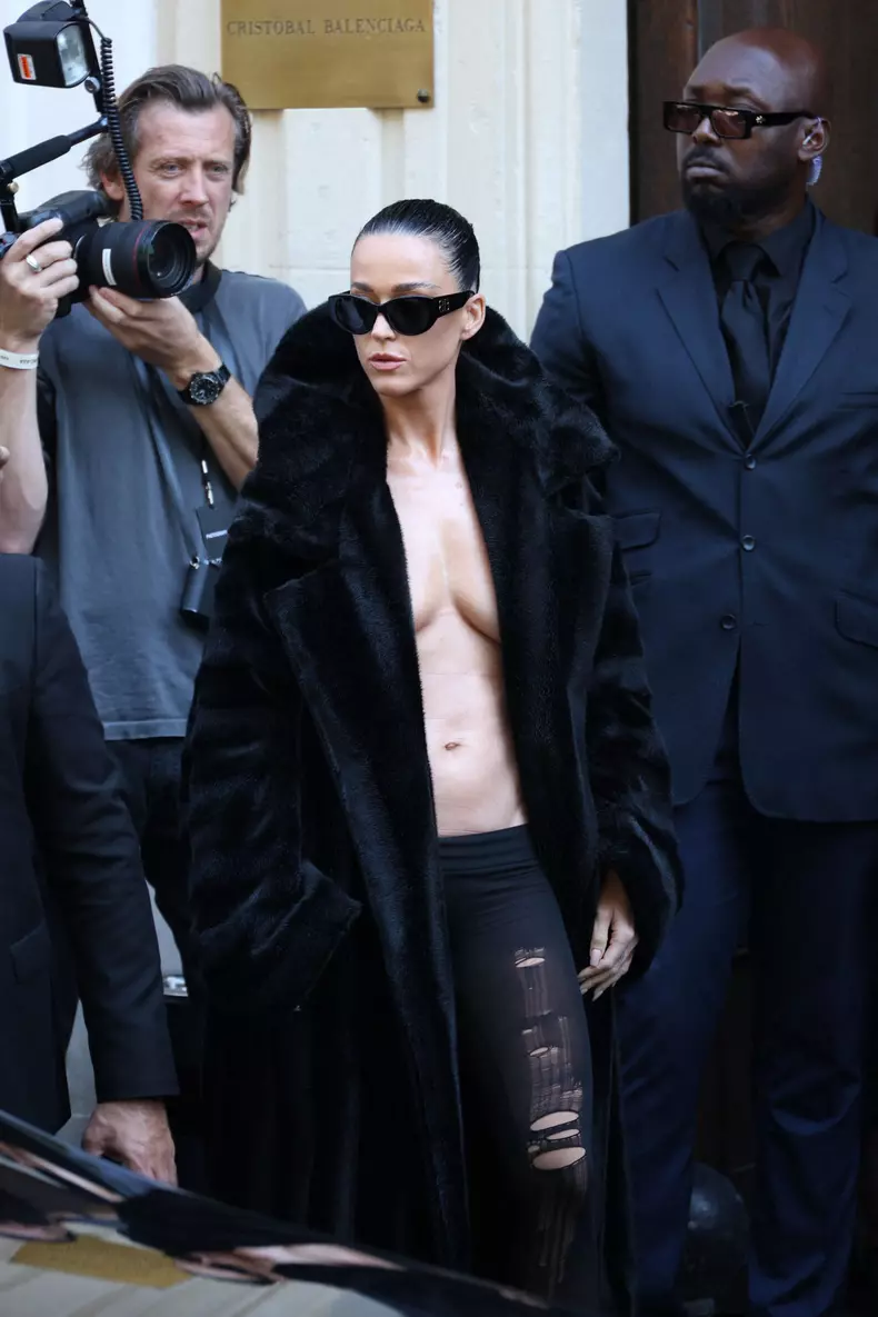 Katy Perry à la sortie du défilé Balenciaga lors de la Fashion Week de Paris