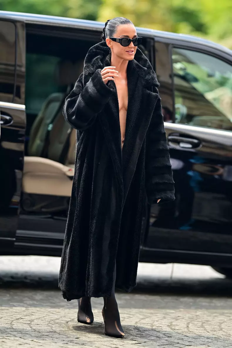 Katy Perry de retour à son hôtel après le défilé Balenciaga lors de la Fashion Week de Paris