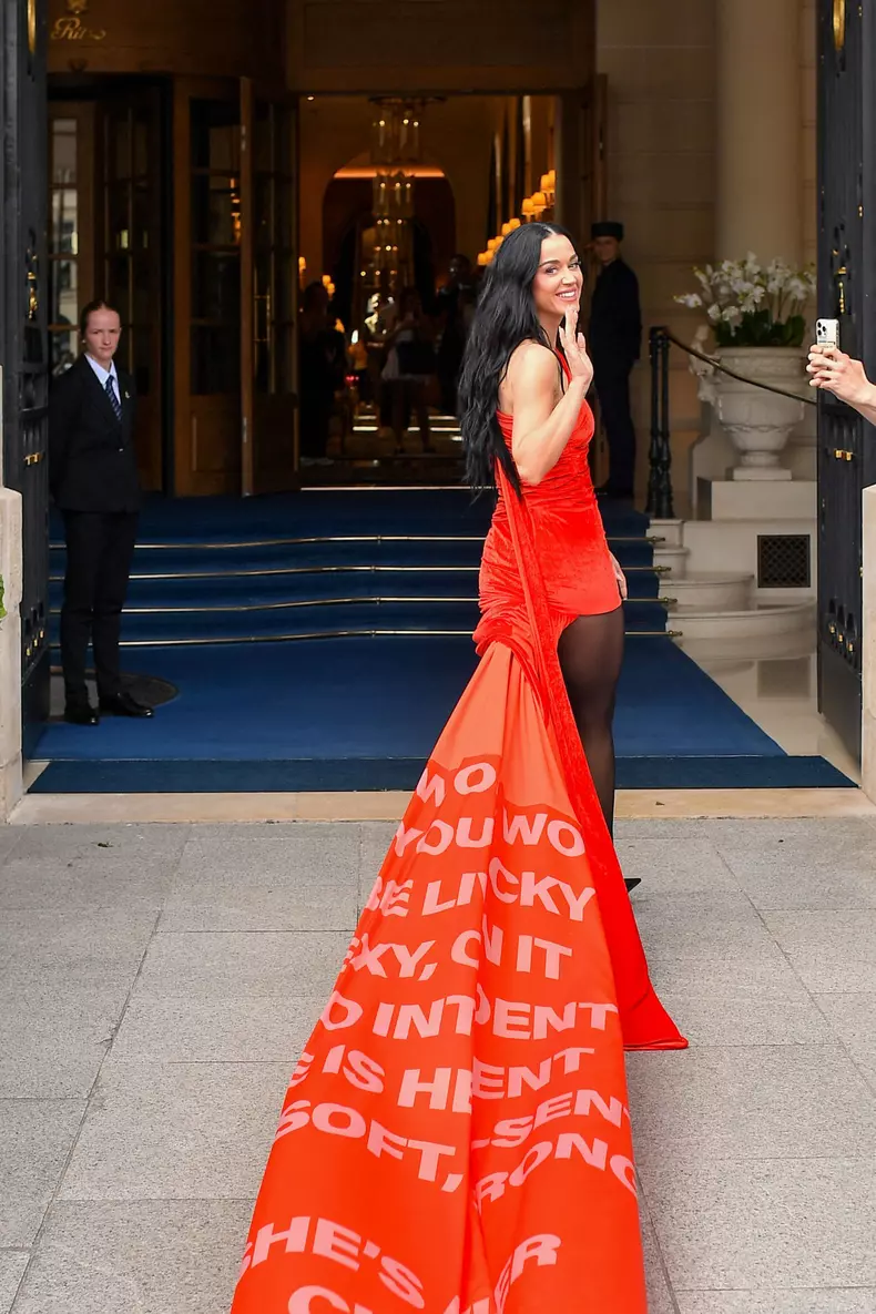 Katy Perry dans une robe avec une longue traîne arrive à l'hôtel Ritz Paris lors de la Fashion Week de Paris