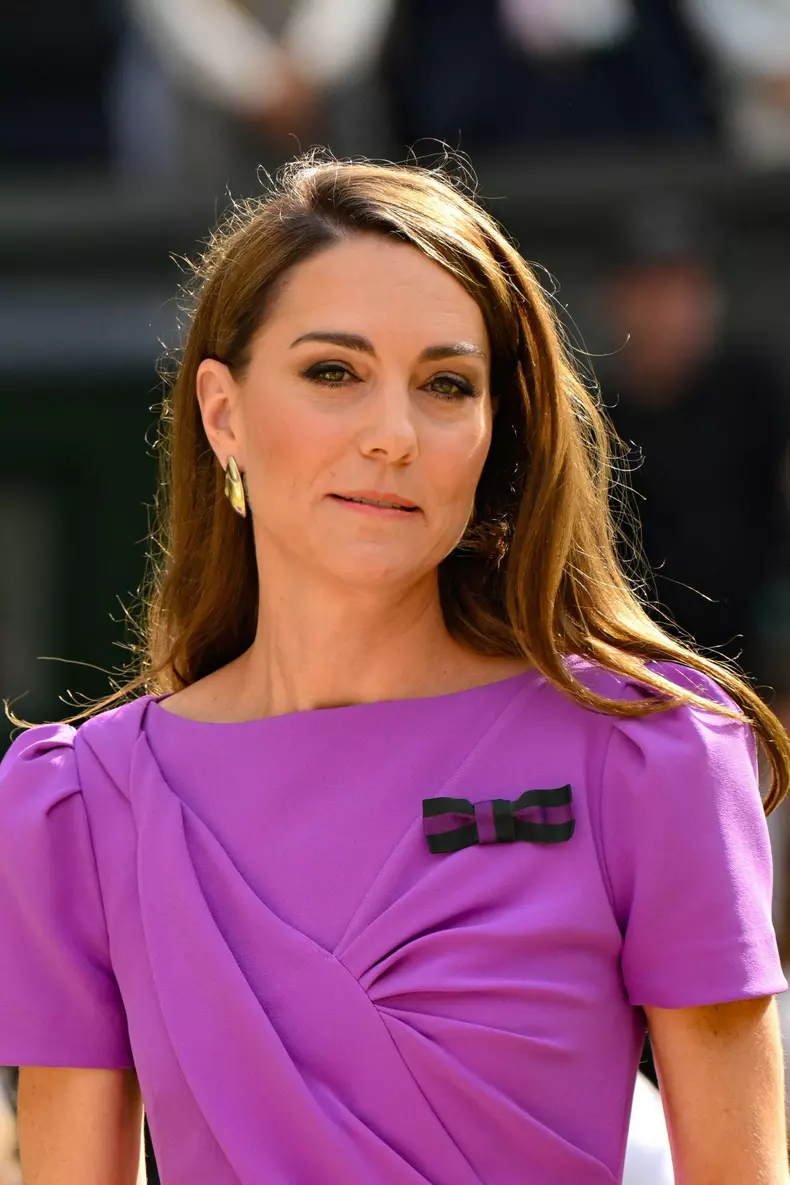 Catherine (Kate) Middleton remet la coupe à Carlos Alcaraz après sa victoire face à Novak Djokovic en finale du tournoi de Wimbledon 2024 (6/2 - 6/2 - 7/6)