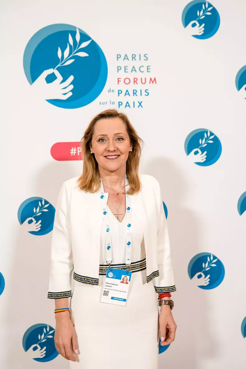 elena lasconi in alb