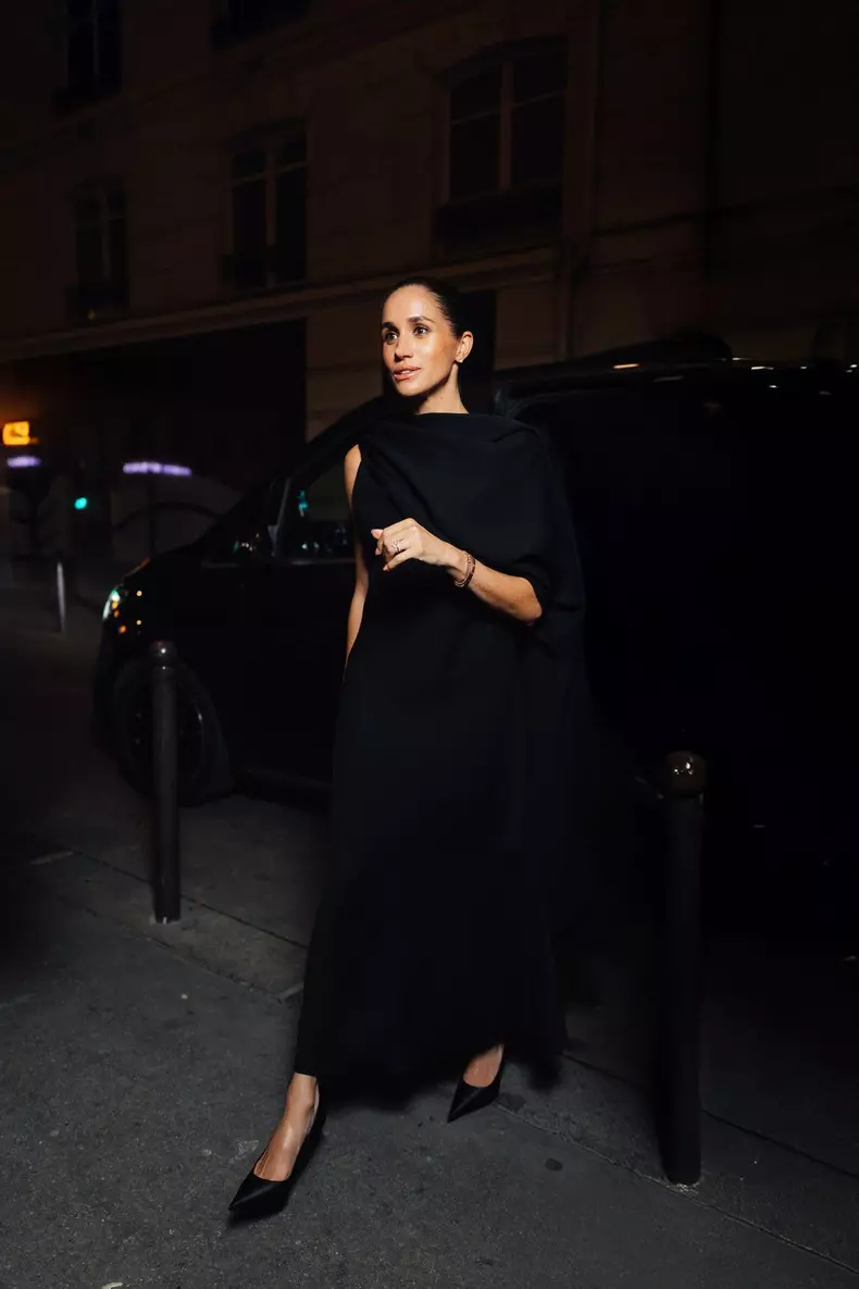 Meghan Markle, duchesse de Sussex, arrive à la soirée privée au restaurant Sugaar lors de la Fashion Week de Pris (PFW)