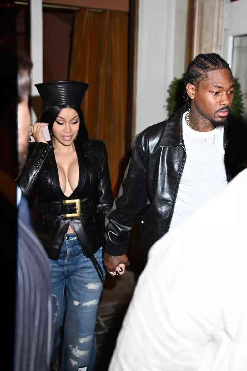 Exclusif - Cardi B et son compagnon Stefon Diggs sortent du restaurant Siena Paris