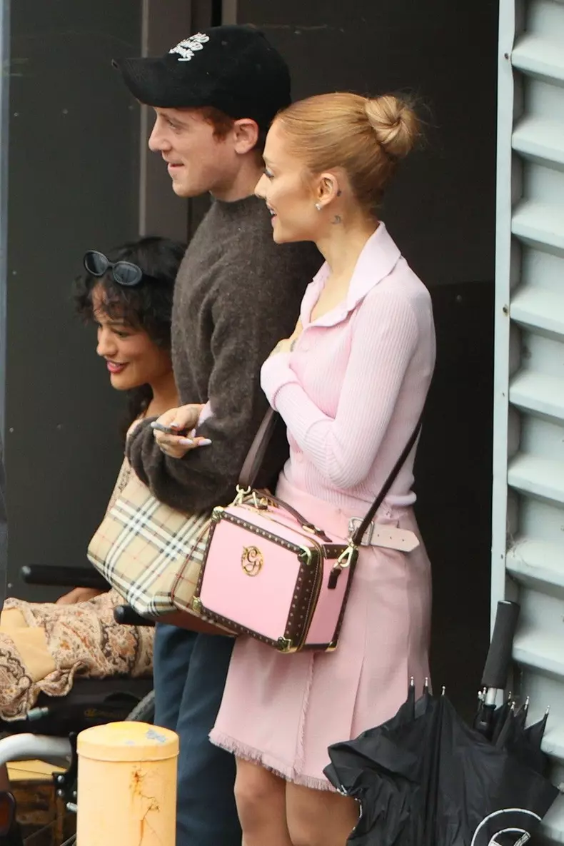 Ariana Grande arrives in Sydney arms in arms with Co-Star Ethan Slater, Cynthia Erivo and Marissa Bode for the premiere of Wicked
