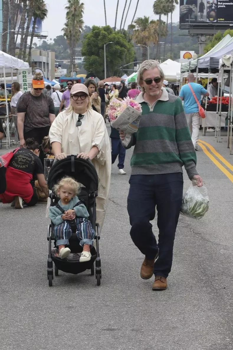 Sia and husband Dan Bernad enjoy family outing at Studio City Farmers Market