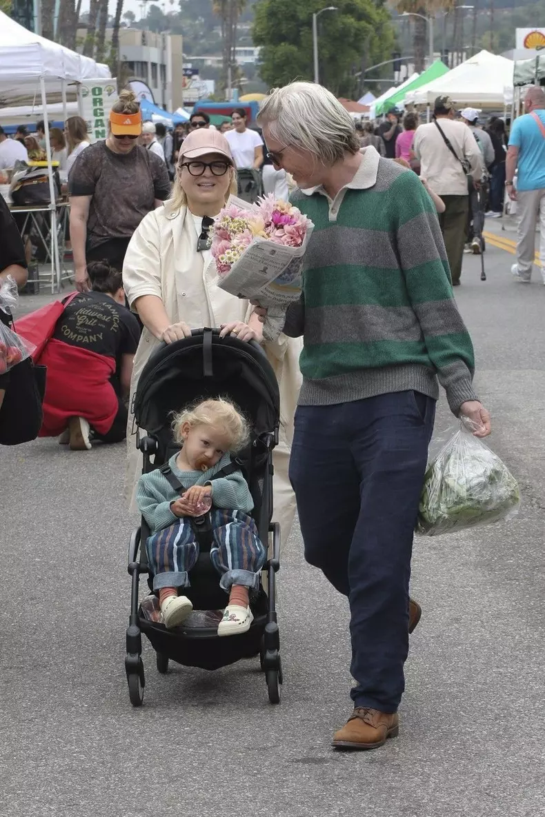 Sia and husband Dan Bernad enjoy family outing at Studio City Farmers Market