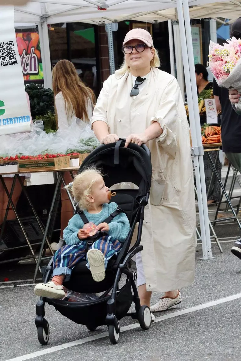 Sia shops with her son at the Studio City Farmer's Market