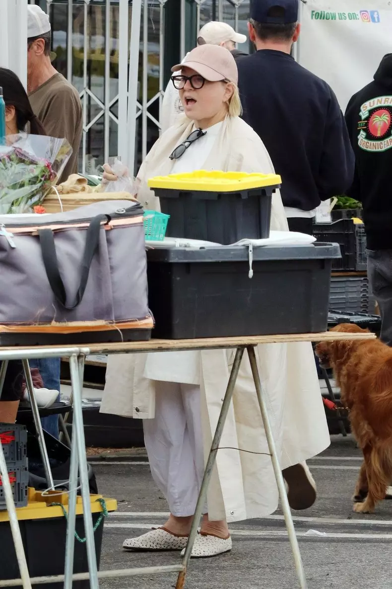 Sia shops with her son at the Studio City Farmer's Market