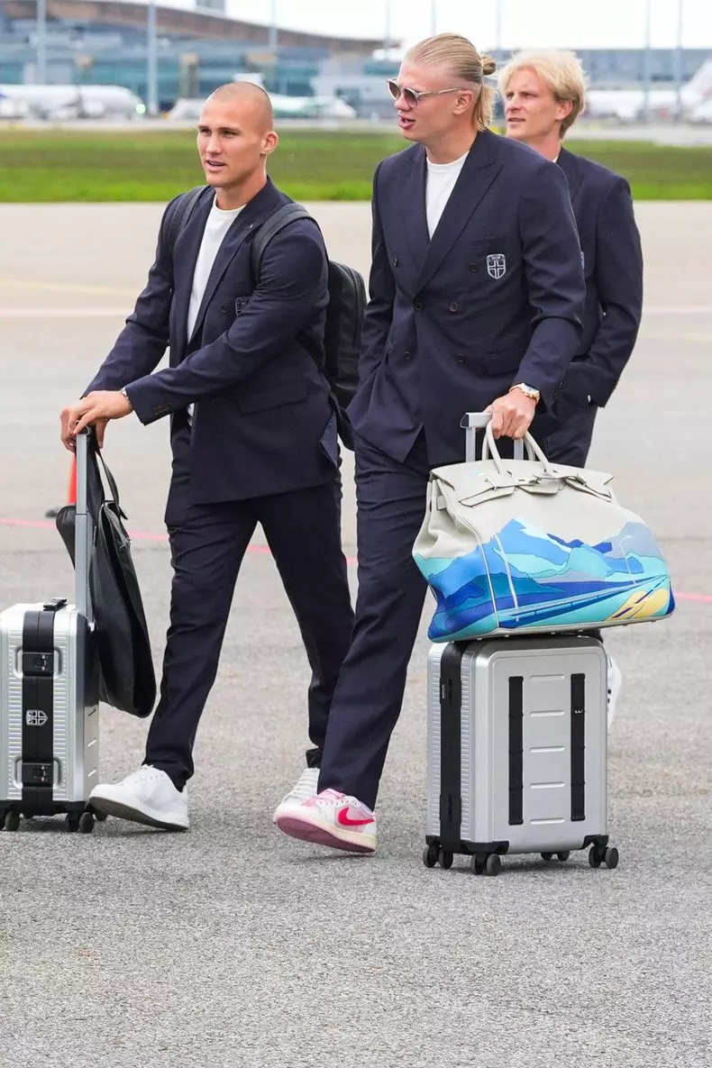 Gardermoen 20260602. The charter flight with the Norwegian football team travels to the World Cup from the GA terminal at Gardermoen. Leo Skiri Ostigaard, Erling Braut Haaland and Morten Thorsby. Haaland with a Hermès HAC Birkin 50 "Endless Road" Photo: L