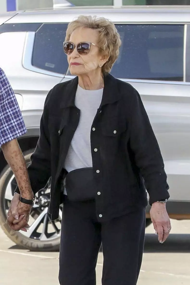Judge Judy Sheindlin shopping at Studio City Farmer's Market