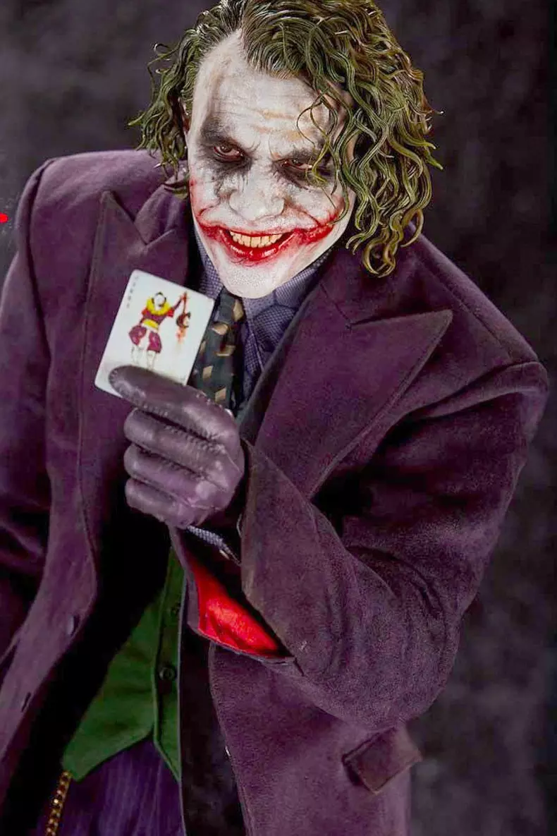 Lancement d'une figurine du personnage Joker, joué par Heath Ledger, par les marques japonaises Prime Studio et Blitzway
