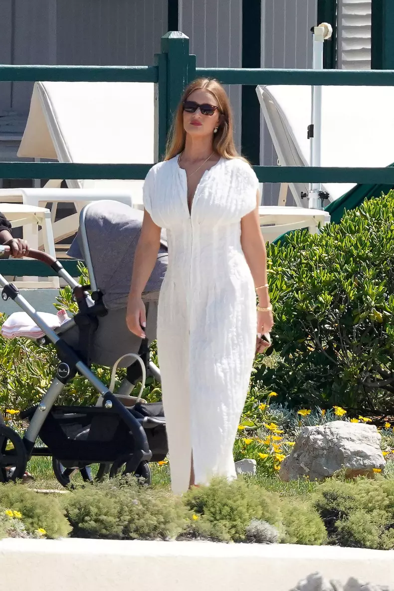 Rosie Huntington-Whiteley, selfie controversat la un an de când a născut
