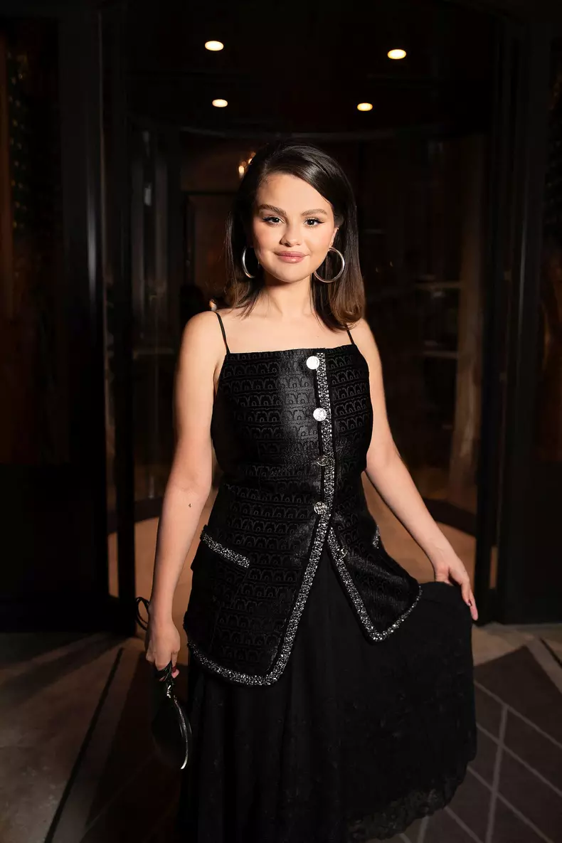 Selena Gomez sort du restaurant Diep Paris et retourne à son hôtel