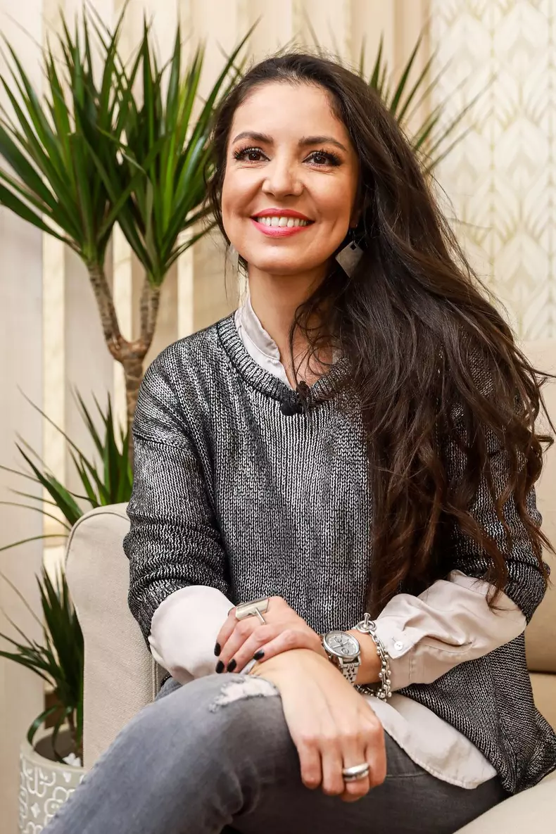Cristina Joia, designerul care colorează „Visuri la cheie”: „Mă reîntorc la mine de câte ori pictez”. EXCLUSIV