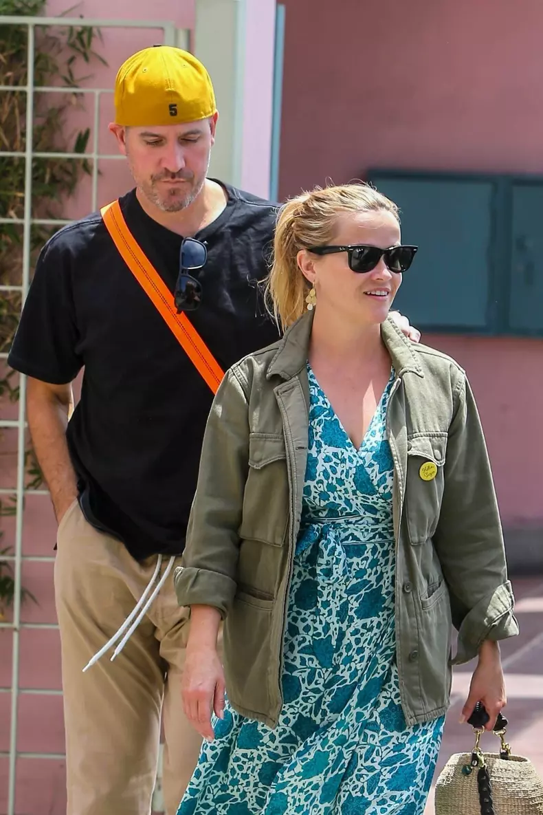 Reese Witherspoon and husband Jim Toth go on a lunch date