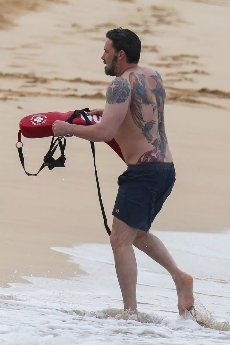 Ben Affleck are pe spate un tatuaj cu pasărea Phoenix