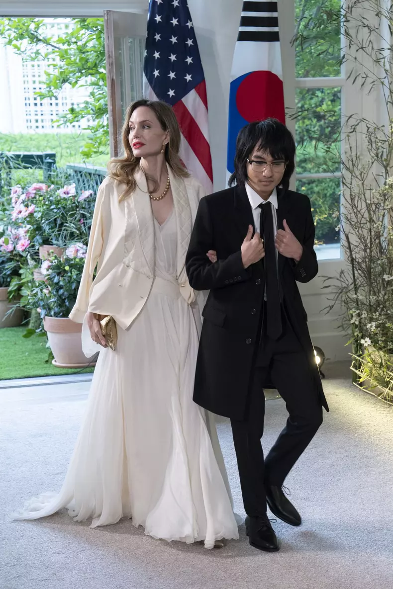 Angelina Jolie, apariție spectaculoasă la o recepție organizată la Casa Albă. Cine a însoțit-o