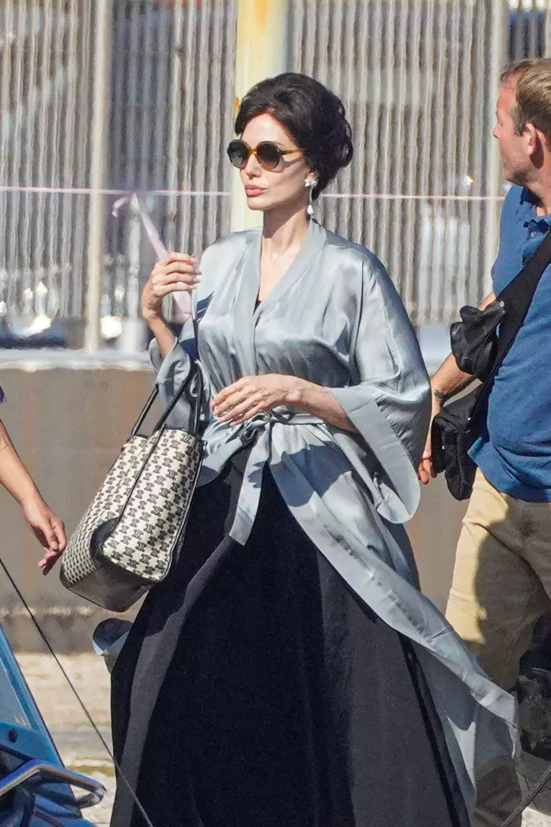 Angelina Jolie, împreună cu băieții ei, la filmările pentru „Maria”. Cum o ajută Maddox și Pax pe mama lor