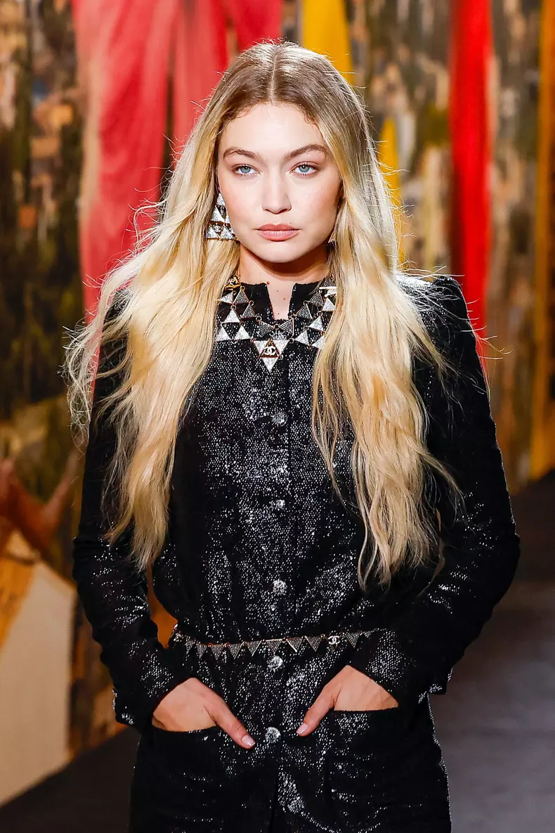 Gigi Hadid la show-ul Chanel Womenswear primăvară/vară 2024 în cadrul Săptămânii Modei de la Paris (PFW)
