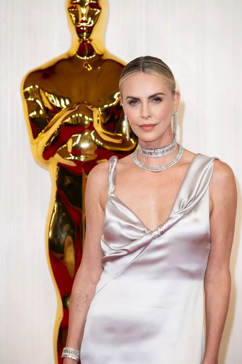 Charlize Theron, pe covorul rosu, la Premiile Oscar 2024